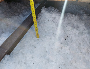 Zateplení stropu rodinného domu pomocí foukané izolace